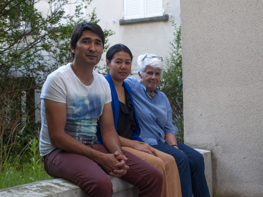 Mehdi, locataire, et Evelyne, bénévole