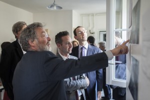 Ian Brossat, adjoint  la maire de Paris chargé du logement, et François Vauglin, maire du 11e, visitent le logement réhabilité